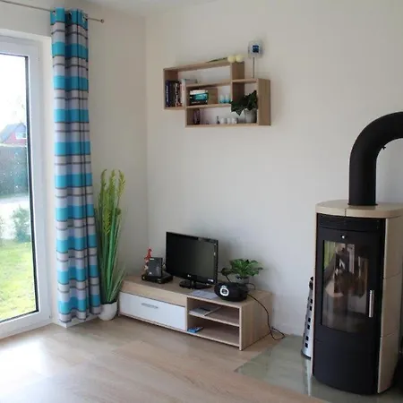 Moewe Usedom Achterwasser Blaues Haus * Lutow